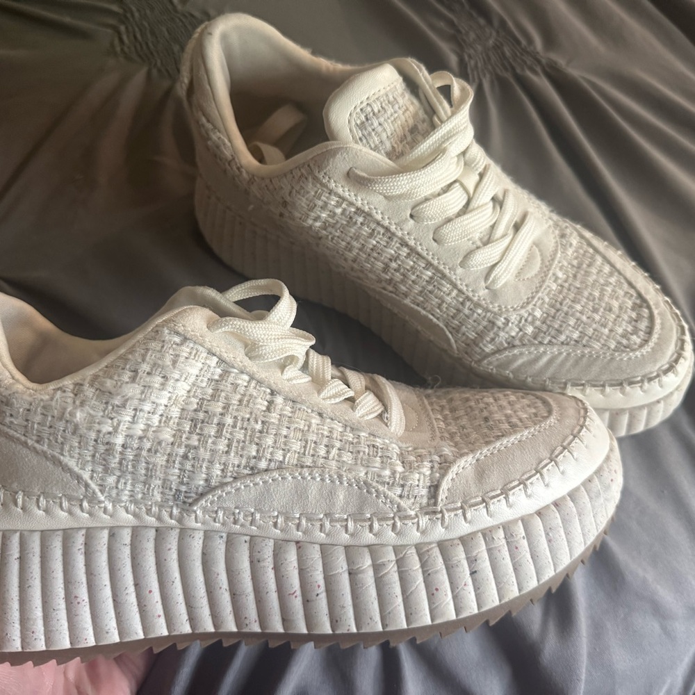 Universal Thread Women's Cream Sneakers